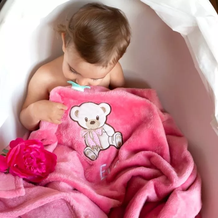Djevojčica sa svojim ružičastim personaliziranim pokrivačem