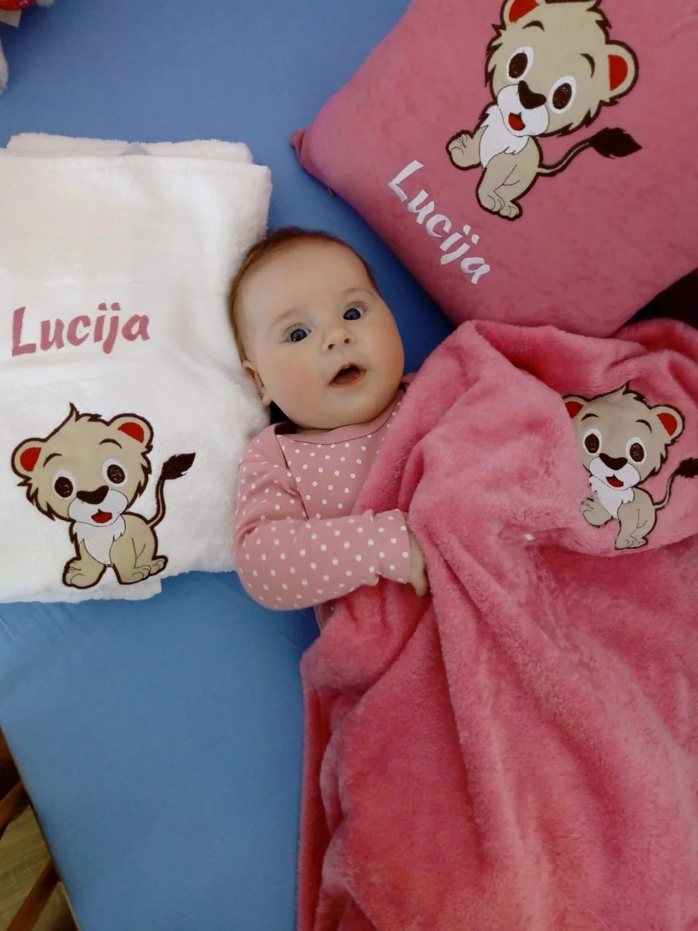 Preslatka beba uživa u svom personaliziranom setu koji uključuje jastučić, dekicu i ručnik, sva tri personalizirana s njezinim imenom.