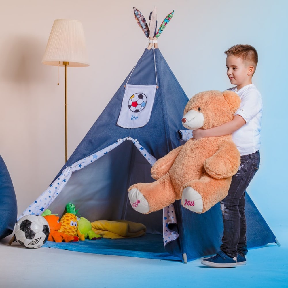 Dječak uživa u svojem personaliziranom šatoru i igra se u njemu