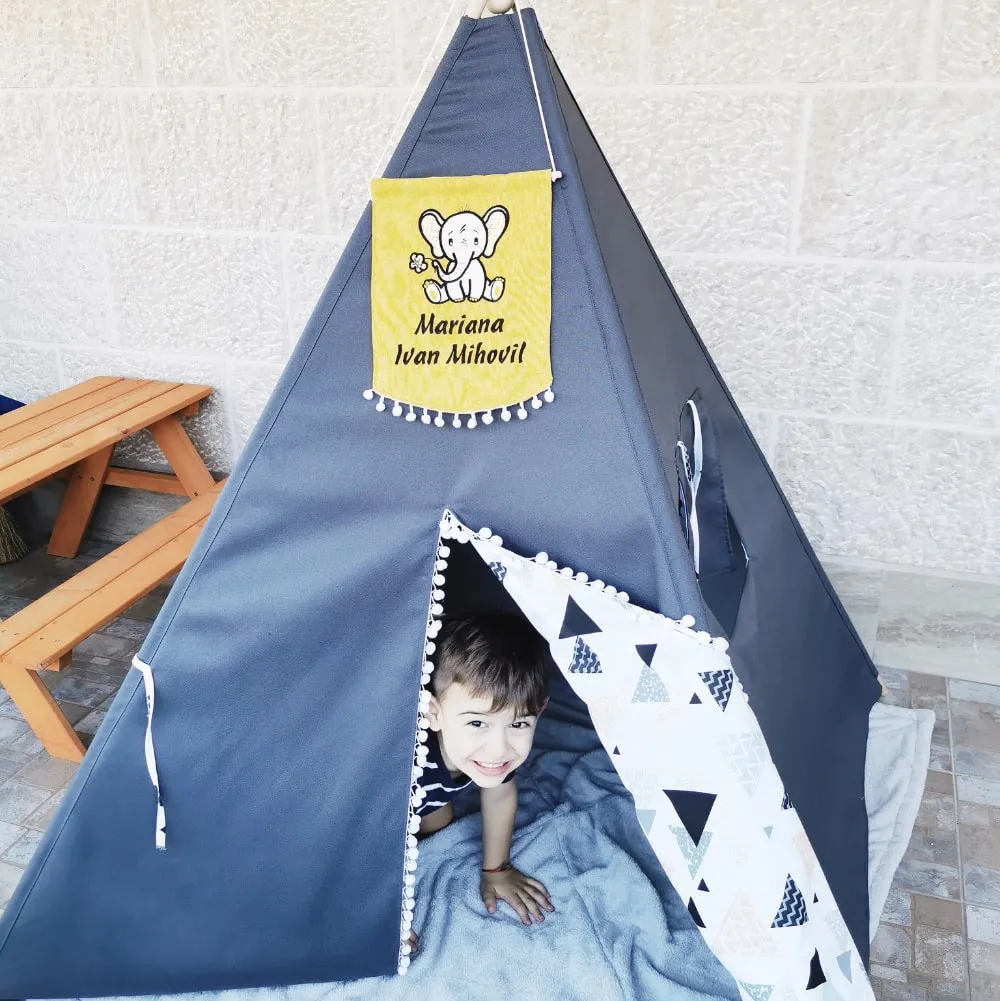 Dječak uživa u svojem personaliziranom šatoru i igra se u njemu